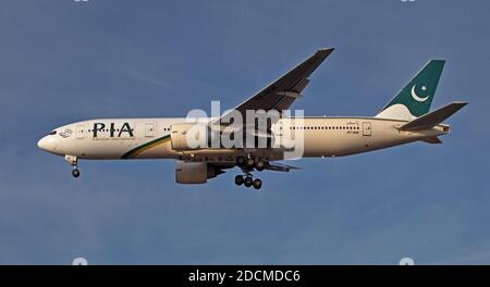 Pakistan International Airlines Boeing 777 AP-BGK über die endgültige Annäherung an Flughafen London-Heathrow LHR Stockfoto