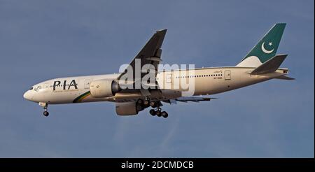 Pakistan International Airlines Boeing 777 AP-BGK über die endgültige Annäherung an Flughafen London-Heathrow LHR Stockfoto