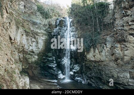 Winterlandschaft mit Eiswasserfall in Tiflis, Georgien. Stockfoto