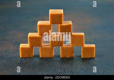 Karamell Bonbons auf tiefblauem Hintergrund Stockfoto