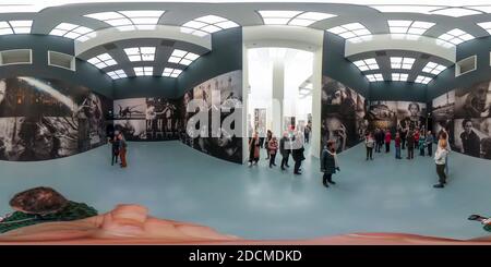 360 Grad Panorama Ansicht von Besucher sehen sich die Ausstellung „Untold Stories“ des verstorbenen Fotografen Peter Lindbergh im Kunstpalast Düsseldorf, Nordrhein-Westfalen an