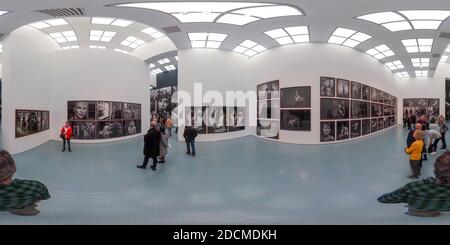 360 Grad Panorama Ansicht von Besucher sehen sich die Ausstellung „Untold Stories“ des verstorbenen Fotografen Peter Lindbergh im Kunstpalast Düsseldorf, Nordrhein-Westfalen an