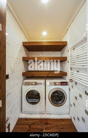 Waschküche mit Waschmaschine in modernem Stil. Niemand drinnen Stockfoto