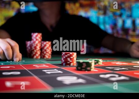 Mann, der am Roulette-Tisch im Casino spielt Stockfoto