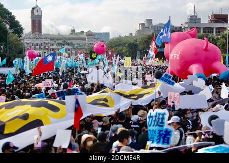 Während eines gemeinsamen marsches von Zehntausenden Demonstranten, darunter auch von der Oppositionspartei Kuomintang, versammeln sich Menschen vor dem Präsidentenamt, um den Rücktritt des taiwanesischen Präsidenten Tsai Ing-wen und den Rückzug der Entscheidung zur Erleichterung der Einfuhrbestimmungen für US-Fleisch in Taipei zu fordern. Taiwan am 22. November 2020. Demonstranten singen Slogans, zeigen riesige Ballons in Form eines Schweins, werfen Objekte auf die Polizei und versuchen, Barrikaden vor dem Hauptquartier der Demokratischen Fortschrittspartei zu durchbrechen. (Foto von Ceng Shou Yi/Sipa USA) Stockfoto