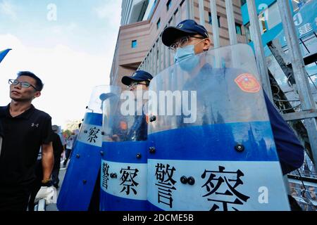 Taipeh, Taiwan. November 2020. Polizeibeamte bereiten Schilde während eines gemeinsamen marsches von Zehntausenden Demonstranten vor, darunter auch von der Oppositionspartei Kuomintang  LW AT  , um den Rücktritt des taiwanesischen Präsidenten Tsai Ing-wen und den Rückzug der Entscheidung zur Erleichterung der Regeln für die Einfuhr von US-Fleisch in Taipei Taiwan am 22. November 2020 zu fordern. Demonstranten singen Slogans zeigen riesige Ballons in Form eines Schweins werfen Objekte auf die Polizei und versuchen, durch Barrikaden vor dem Hauptquartier der Demokratischen Fortschrittspartei zu brechen. (Foto: Ceng Shou Yi/Sipa USA) Quelle: SIPA USA/Alamy Live News Stockfoto