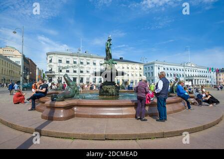 HELSINKI, FINNLAND - 11. JUNI 2017: Blick auf den Brunnen Havis Amanda an einem sonnigen Junitag Stockfoto