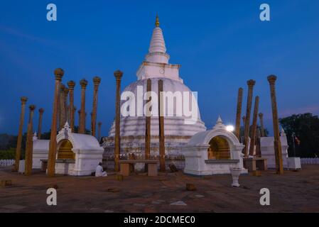 Abenddämmerung an der alten Stupa Thuparama Dagoba. Anuradhapura, Sri Lanka Stockfoto