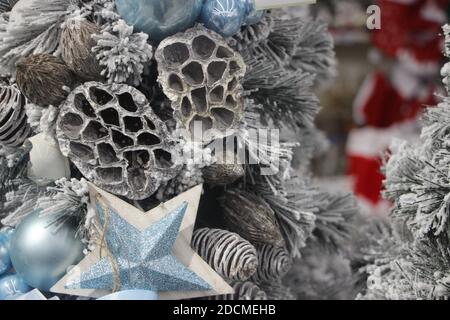 Geschmückter Weihnachtsbaum in babyblau und staubigen Rosenfarben. Silvesterszene. Selektiver Fokus Stockfoto