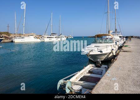 Santorini, Griechenland - 16. September 2020: Jachten im Hafen von Vlychada, einem der drei großen Häfen von Santorini. Griechenland Stockfoto