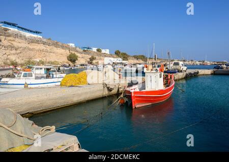 Santorini, Griechenland - 16. September 2020: Vlychada Port, genannt Fisherman's Haven, einer der drei großen Häfen in Santorini. Griechenland Stockfoto