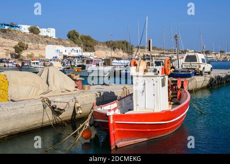 Santorini, Griechenland - 16. September 2020: Vlychada Port, genannt Fisherman's Haven, einer der drei großen Häfen in Santorini. Griechenland Stockfoto