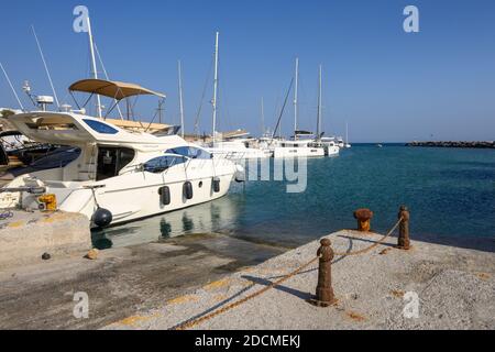 Santorini, Griechenland - 16. September 2020: Jachten im Hafen von Vlychada, einem der drei großen Häfen von Santorini. Griechenland Stockfoto