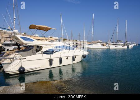 Santorini, Griechenland - 16. September 2020: Jachten im Hafen von Vlychada, einem der drei großen Häfen von Santorini. Griechenland Stockfoto