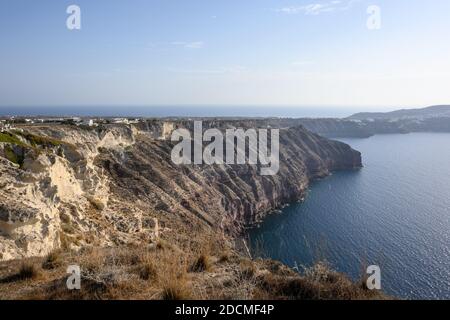 Die beeindruckenden Klippen der Halbinsel Akrotiri vom Dorf Megalochori auf der Insel Santorini aus gesehen. Kykladen, Griechenland Stockfoto