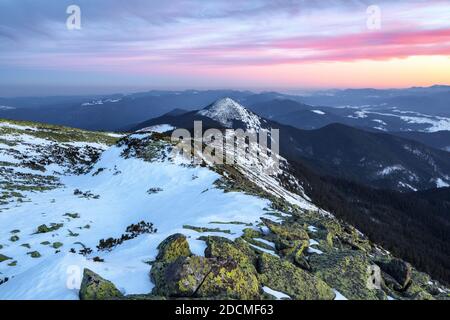 Kalter Wintertag. Hohe Berge mit Schnee. Hintergrund des Hintergrundbilds. Natürliche Landschaft mit schönen Himmel. Alpine Skigebiet. Stockfoto