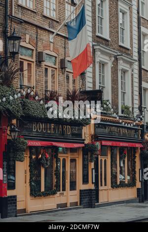 London, Großbritannien - 19. November 2020: Fassade des geschlossenen Boulevard Französisches Restaurant in Covent Garden, einem berühmten Touristenviertel in London mit vielen Geschäften und Stockfoto