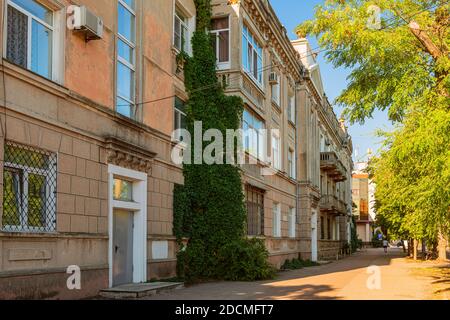 Lenin-Allee in der Stadt Jewpatoria, mit Gebäuden, die in der Mitte des 20. Jahrhunderts gebaut wurden Stockfoto