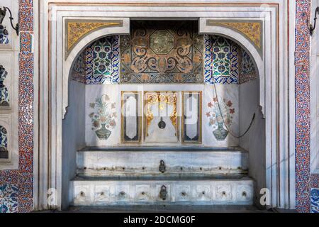 Innenansicht des Kaiserlichen Harems im Topkapi-Palast, einem großen Museum im Osten des Istanbuler Stadtteils Fatih in der Türkei. Stockfoto