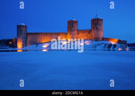 Die alte Festung Olavinlinna (Olafsborg) ist in der Märzdämmerung aus der Nähe. Savonlinna, Finnland Stockfoto