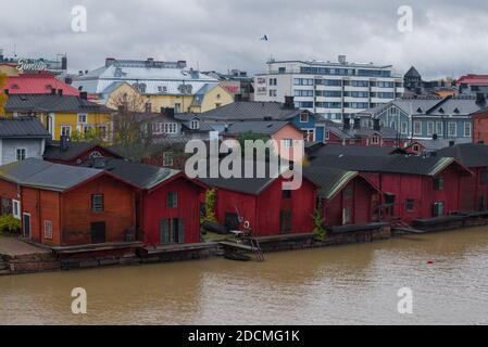 PORVOO, FINNLAND - 19. OKTOBER 2019: Alte Holzbarschen am Fluss Porvoonjoki an einem bewölkten Oktobertag Stockfoto