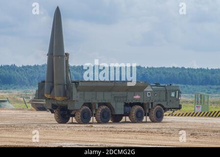 ALABINO, RUSSLAND - 25. AUGUST 2020: Russisches taktisches Raketensystem Iskander auf dem Alabino-Trainingsgelände. Fragment des Demonstrationsprogramms Stockfoto