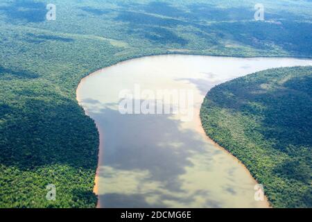 Der Parana-Fluss schlängelt sich durch den Regenwald im südlichen Teil Brasiliens und teilt sich die Grenze zu Paraguay und Argentinien. Stockfoto