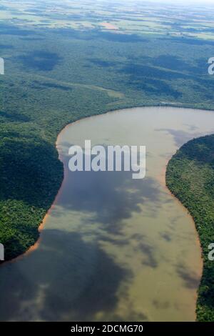 Der Parana-Fluss schlängelt sich durch den Regenwald im südlichen Teil Brasiliens und teilt sich die Grenze zu Paraguay und Argentinien. Stockfoto