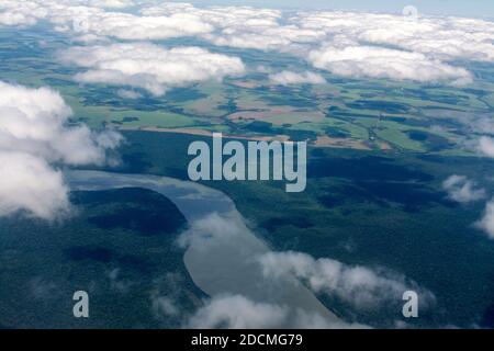 Der Parana-Fluss schlängelt sich durch den Regenwald im südlichen Teil Brasiliens und teilt sich die Grenze zu Paraguay und Argentinien. Stockfoto