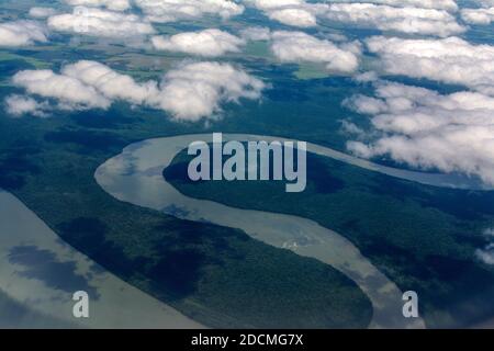 Der Parana-Fluss schlängelt sich durch den Regenwald im südlichen Teil Brasiliens und teilt sich die Grenze zu Paraguay und Argentinien. Stockfoto