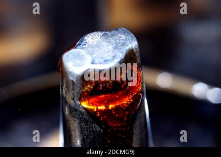 Kaffee brauen mit Moka Topf - Makro Stockfoto