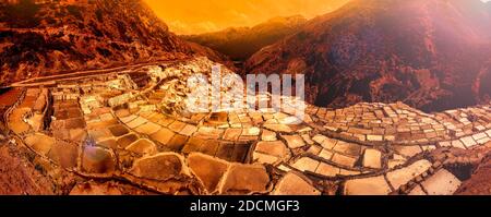 Salzpfannen von Maras, Peru Abend Licht Sonnenuntergang Stockfoto