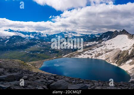 Panorama mit Eissee und großem Hexenkopf in den Hohen Tauern Alpen, Österreich Stockfoto