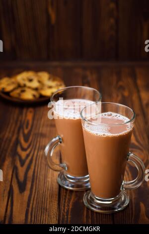 Schokoladenmilch in Glasbechern Stockfoto