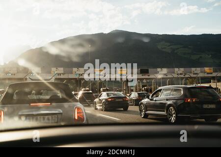 Viele Autos warten an der Mautstation Stockfoto