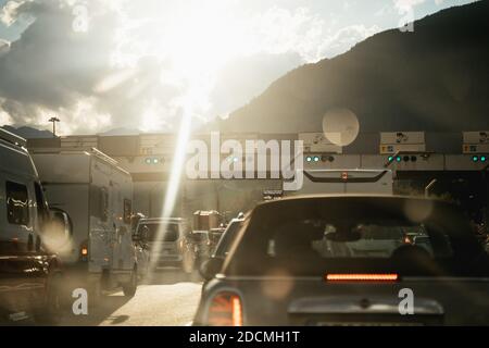 Viele Autos warten an der Mautstation Stockfoto