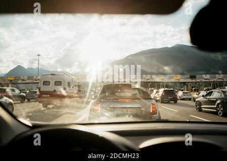 Viele Autos warten an der Mautstation Stockfoto