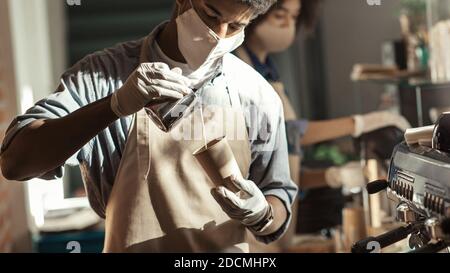 Professionelle Barista bereitet Kaffee Cocktail während COVID-19 Pandemie und soziale Distanzierung Stockfoto