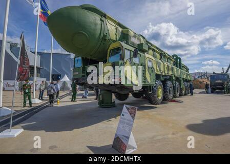 REGION MOSKAU, RUSSLAND - 25. AUGUST 2020: Autonomer Trägerrakete 15U168 des sowjetischen strategischen Raketensystems 15P158 'Topol' auf den internationalen Militärs Stockfoto
