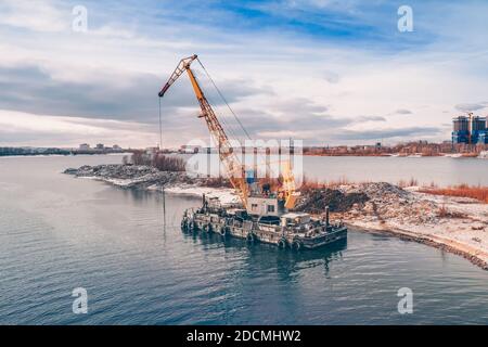 Alter Schwimmkran. Riesiger Schwimmkran bei der Arbeit Stockfoto