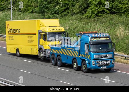 Bowers 24 Stunden Pannenrückgewinnung von Speditionen Lieferwagen, zerbrochene LKW, schwere Nutzfahrzeuge, Transport, Volvo LKW, Frachtführer, Fahrzeug, Europäische gewerbliche Transportindustrie LKW, M6 in Manchester, Großbritannien Stockfoto