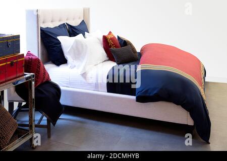 Bett mit luxuriösen Decken und Kissen Stockfoto