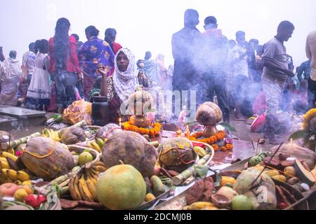 Kalyani, Indien. November 2020. Ein vedisches Fest der Hindus, das der Anbetung des Sonnengottes und der Göttin Shashti gewidmet ist. Es wird über einen Zeitraum von 4 Tagen mit verschiedenen Ritualen zusammen mit Vrat (Verzicht auf Trinkwasser) für längere Zeit gefeiert. Sie glauben, dass sie damit Gott für ihr Leben danken und ihre Wünsche erfüllen. (Foto: Ribhu Chatterjee/Pacific Press/Sipa USA) Quelle: SIPA USA/Alamy Live News Stockfoto