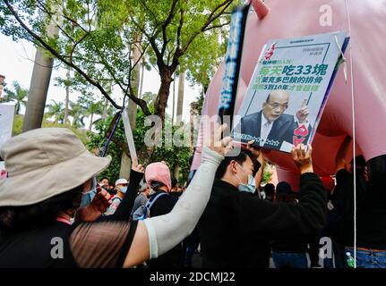 Ein Protestant mit einem Porträt von Su Tseng-chang, dem Premierminister des Exekutivdirektorats Yuan, Während der Demonstration gingen Zehntausende Demonstranten, darunter auch die der Oppositionspartei Kuomintang, auf die Straße von Taipei, um den Rücktritt des taiwanesischen Präsidenten Tsai Ing-wen und den Rückzug der Entscheidung zur Erleichterung der Einfuhr von US-Fleisch zu fordern. Stockfoto