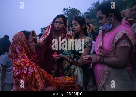 Kalyani, Indien. November 2020. Ein vedisches Fest der Hindus, das der Anbetung des Sonnengottes und der Göttin Shashti gewidmet ist. Es wird über einen Zeitraum von 4 Tagen mit verschiedenen Ritualen zusammen mit Vrat (Verzicht auf Trinkwasser) für längere Zeit gefeiert. Sie glauben, dass sie damit Gott für ihr Leben danken und ihre Wünsche erfüllen. (Foto: Ribhu Chatterjee/Pacific Press/Sipa USA) Quelle: SIPA USA/Alamy Live News Stockfoto