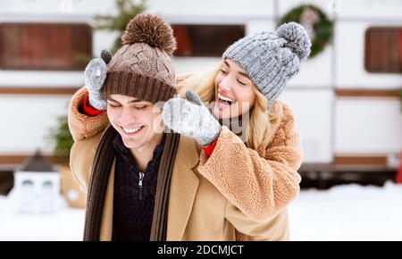 Junges Paar In Liebe Mit Spaß Im Freien Am Wintertag Stockfoto