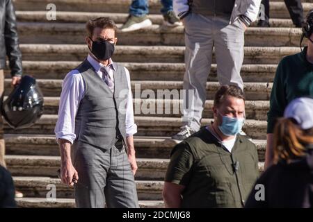 Rom, Italien. November 2020. Tom Cruise am Set von Mission Impossible 7 auf der Spanischen Treppe in Rom (Foto: Matteo Nardone/Pacific Press/Sipa USA) Quelle: SIPA USA/Alamy Live News Stockfoto