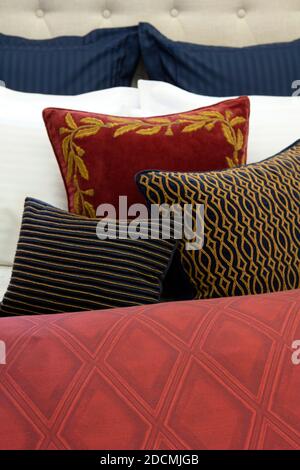 Bett mit luxuriösen Decken und Kissen Stockfoto