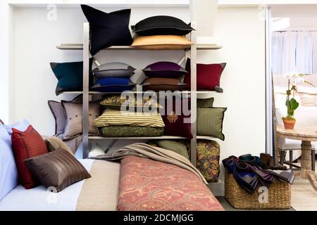 Bett mit luxuriösen Decken und Kissen Stockfoto