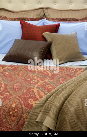 Bett mit luxuriösen Decken und Kissen Stockfoto